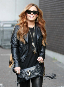 Lovato+s+rocker+look+mACywHTInO0l